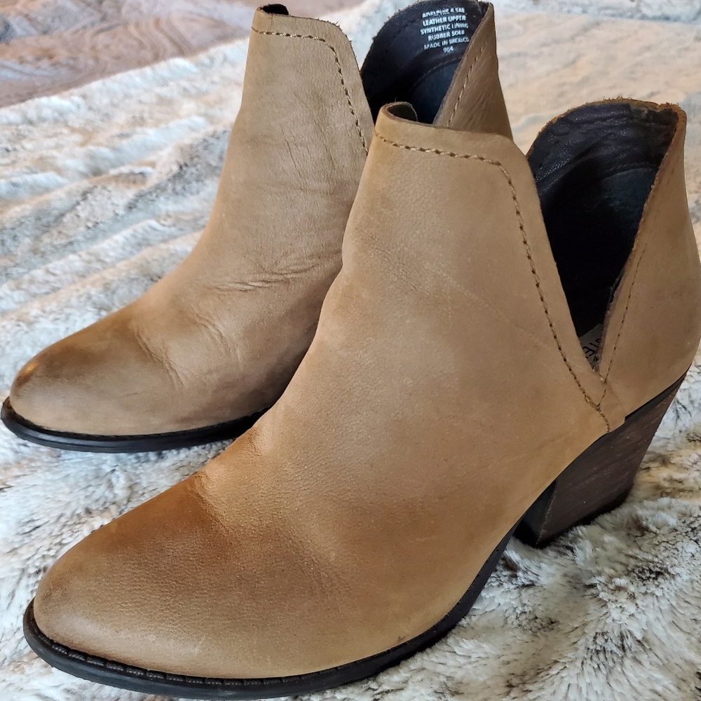 Steve Madden Adelphie leather cutout, pointed toe ankle boots women's size 6.5